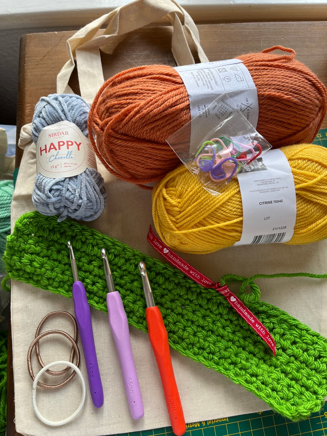 Learn to Crochet Kit for Beginners. Slow motion Instructions. 3x Yarn