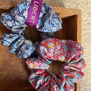 2. Chouchous pour cheveux en tissu Liberty x 2. Modèle William Morris en coton tana. coffret cadeau. Bleu.  Rouge.