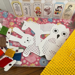 Nähanfänger Kreuzstich Set. 4 Lochkarten, Baumwollbänder und Geschenkbox.   Gratis .Binca Lesezeichen. KINDER.