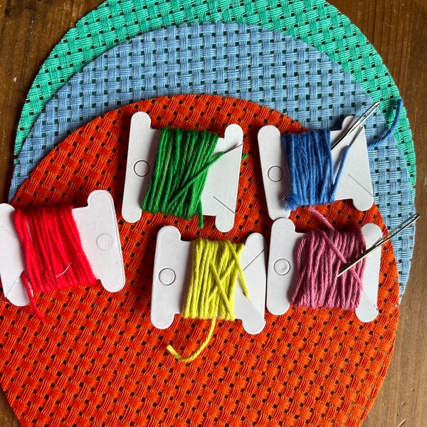 Kit d'apprentissage de la couture Binca. Tissu, aiguilles, fil de coton. Image d'idées de points.