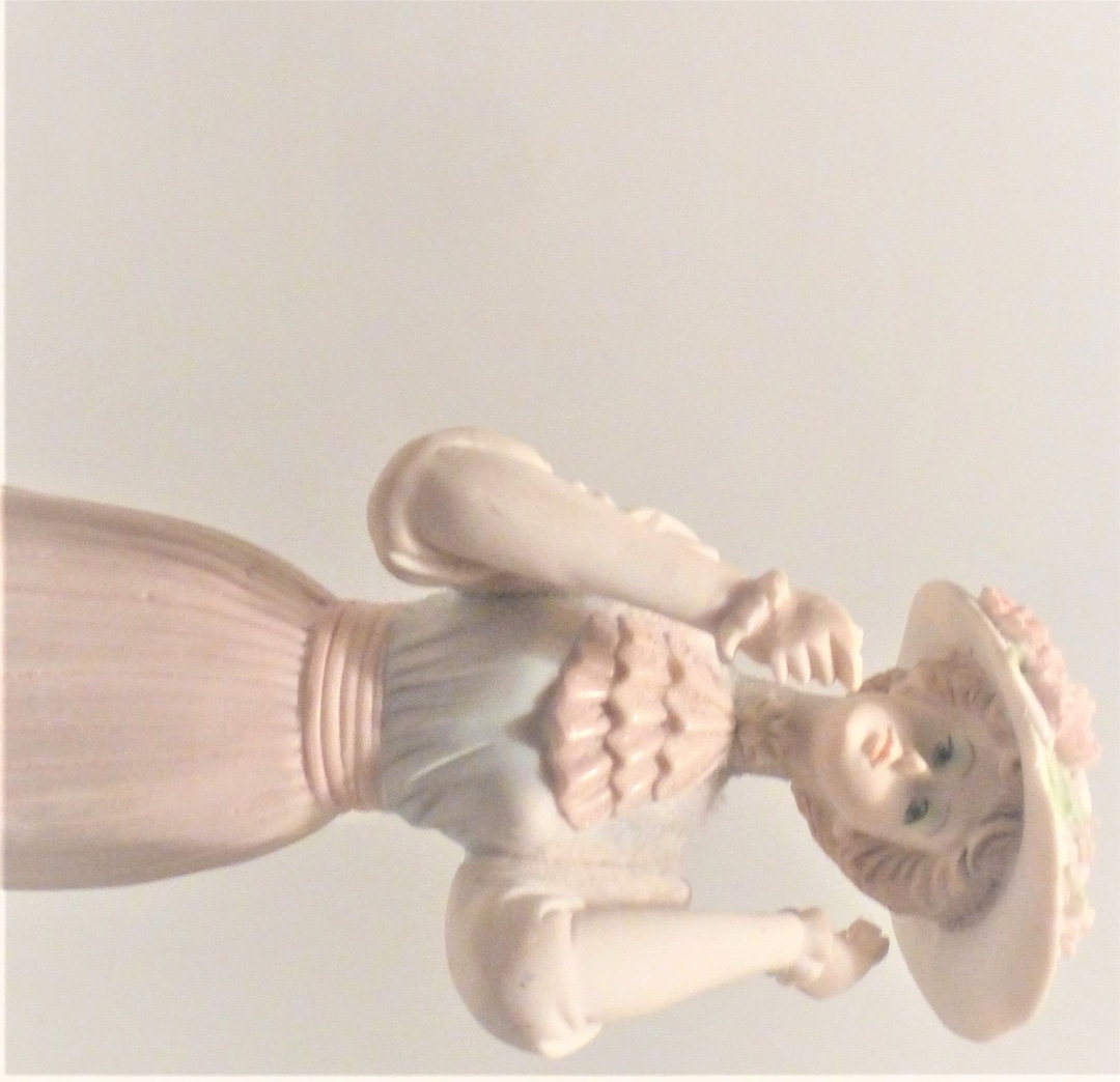 BX54 Signed Pucci FIGURINE Woman Figurine Amart Pucci MUSIC