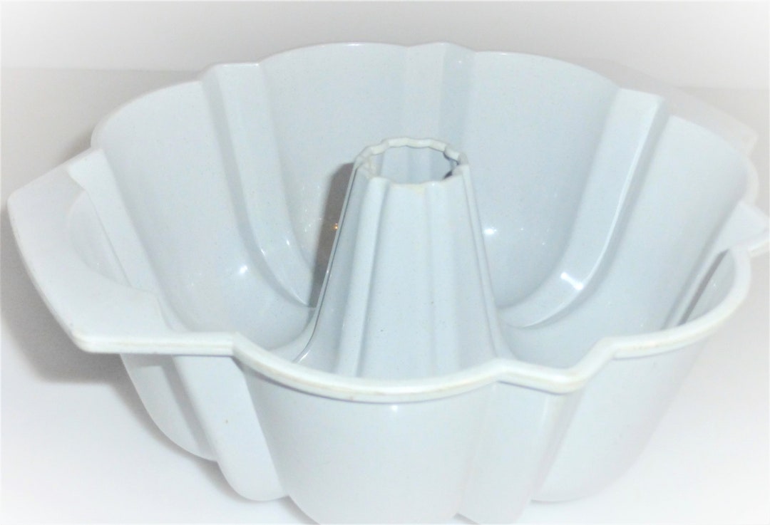 HM1 9 Cup BUNDT PAN Vintage Bundt Pan Vintage Baking Pan Nordic Ware