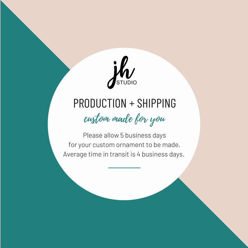 K&ouml;nnte beinhalten: Wei&szlig;er Kreis mit dem Text "jh STUDIO" und "PRODUCTION + SHIPPING custom made for you". Der Hintergrund hat teal, beige und wei&szlig;e geometrische Formen. Der Text besagt, dass kundenspezifische Ornamente 5 Werktage dauern.