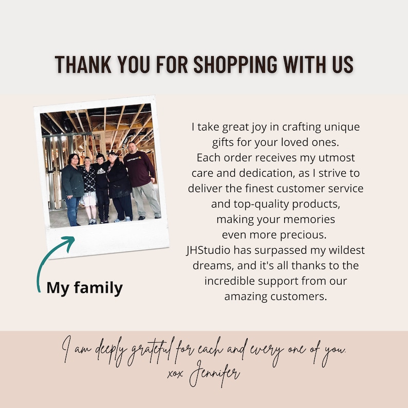 K&ouml;nnte beinhalten: Ein Foto im Polaroid-Stil mit einer sechsk&ouml;pfigen Familie, dem Text "My family" und den Worten "THANK YOU FOR SHOPPING WITH US". Das Bild enth&auml;lt auch eine Nachricht von Jennifer, in der sie sich bei den Kunden bedankt.