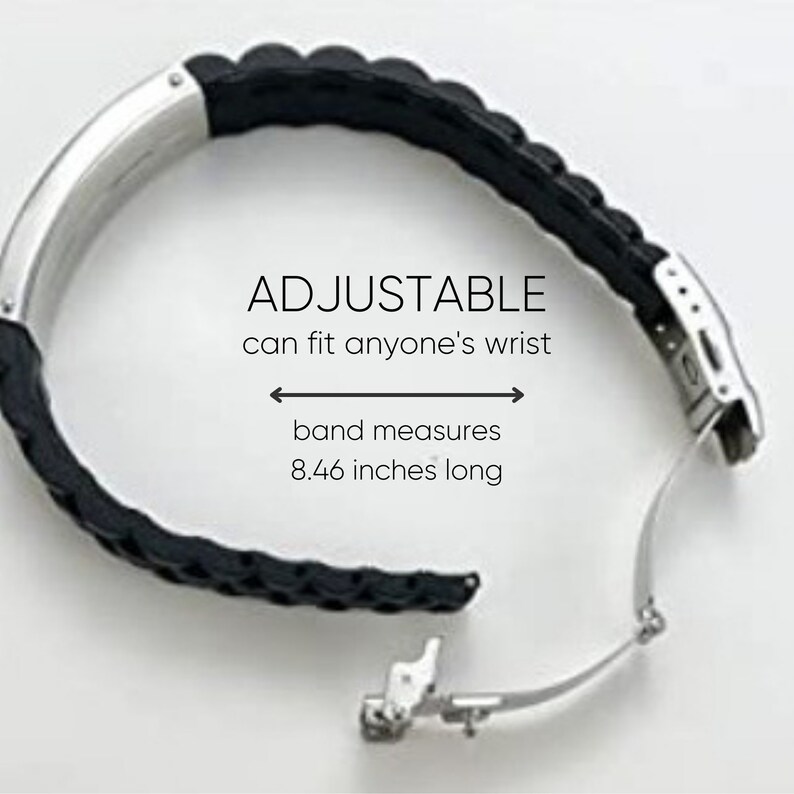 Op de afbeelding: Zwarte en zilveren horlogeband met de tekst "ADJUSTABLE can fit anyone's wrist". De band meet 21,49 cm lang. De band is gemaakt van zwart rubber en zilverkleurig metaal.
