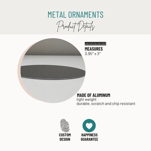 Może przedstawiać: Okrągła, srebrna metalowa ozdoba wykonana z aluminium. Szczeg&oacute;ły produktu obejmują tekst "METAL ORNAMENTS" i "Product Details". Ozdoba ma wymiary 10,03 cm x 7,62 cm i jest lekka, trwała i odporna na zarysowania. Zawiera tekst "CUSTOM DESIGN" i "HAPPINESS GUARANTEE".