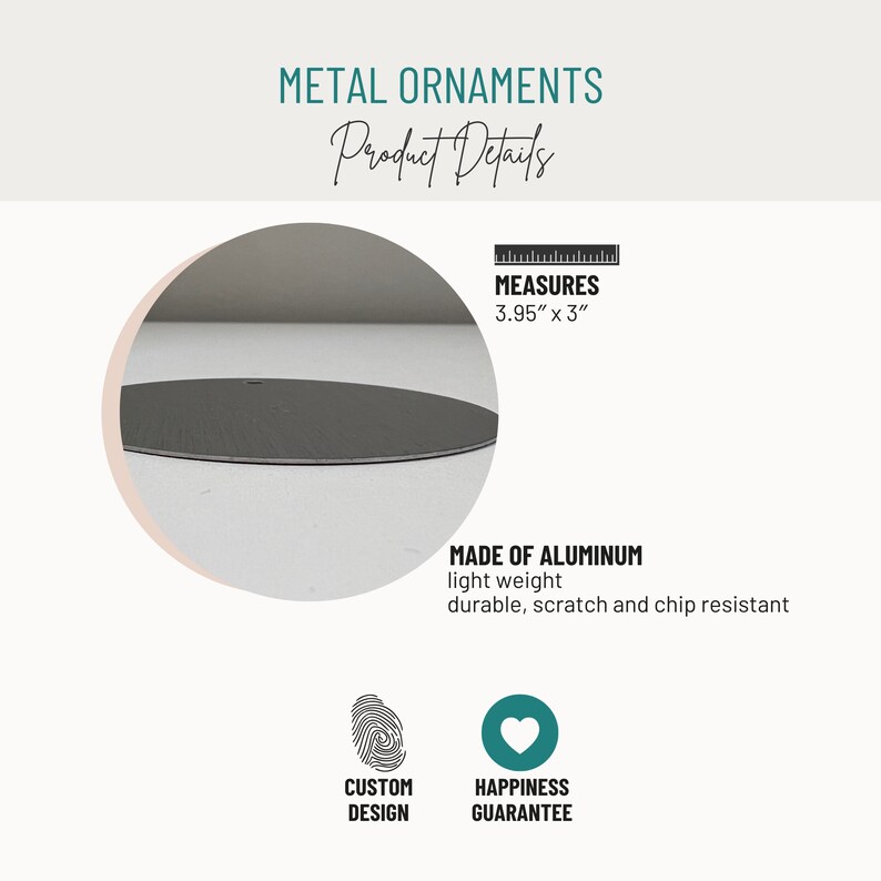 Może przedstawiać: Okrągła, srebrna metalowa ozdoba wykonana z aluminium. Szczeg&oacute;ły produktu obejmują tekst "METAL ORNAMENTS" i "Product Details". Ozdoba ma wymiary 10,03 cm x 7,62 cm i jest lekka, trwała i odporna na zarysowania. Zawiera tekst "CUSTOM DESIGN" i "HAPPINESS GUARANTEE".