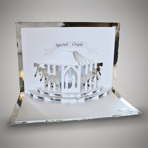 Modelo de cartão pop-up para celebração de casamento