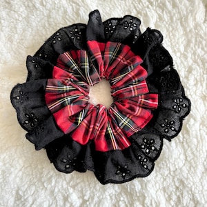 Royal Stewart Tartan Übergroßes Haargummi mit schwarzer Broderie Borte
