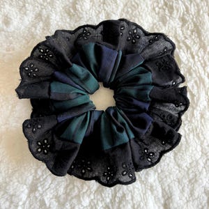 Grün & Blau Tartan übergroße Rüschen Scrunchie mit schwarzer Broderie Spitzenborte