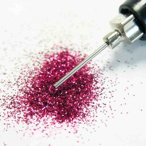 Rosa magenta feroz: glitter solto seguro para corpo de grau cosmético ultrafino para tatuagem de henna ou pintura facial em garrafa poof de precisão