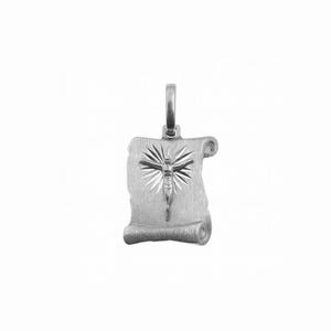 Peut inclure: Pendentif argenté représentant Jésus sur une croix, sur un fond de parchemin. Le pendentif est doté d'une boucle pour une chaîne. Le métal a une finition mate. Le design est détaillé.