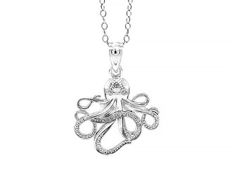 Puede incluir: Collar con colgante de plata en forma de pulpo. El pulpo está detallado con tentáculos texturizados y una corona en la cabeza.