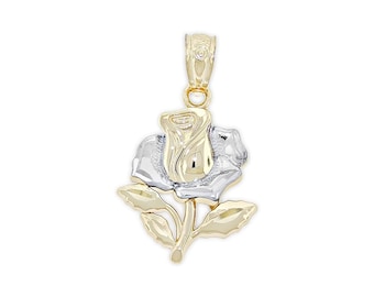 Puede incluir: Un colgante de rosa en oro y plata. La rosa está detallada con un acabado texturizado y tiene un tallo y hojas delicados.
