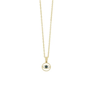 K&ouml;nnte beinhalten: Eine goldfarbene Halskette mit einer zarten gedrehten Kette und einem runden Anh&auml;nger. Der Anh&auml;nger zeigt ein Augenmotiv mit wei&szlig;em Hintergrund, einer blauen Iris und einer schwarzen Pupille, eingefasst in einen d&uuml;nnen goldfarbenen Ring.