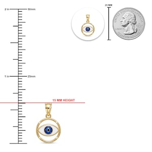 K&ouml;nnte beinhalten: Ein goldener runder Anh&auml;nger mit einem Augenmotiv, das eine blaue Iris und wei&szlig;e Emaille aufweist und eine H&ouml;he von 15 mm hat. Der Anh&auml;nger ist neben einem Lineal und einer US-Vierteldollarm&uuml;nze abgebildet, um die Gr&ouml;&szlig;e zu verdeutlichen.