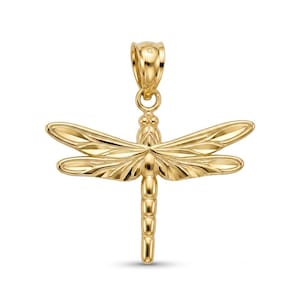 Op de afbeelding: Een libellehanger van gepolijst geelgoud met gedetailleerde vleugels en een gesegmenteerd lichaam. De hanger is voorzien van een klein, rond oogje aan de bovenzijde voor bevestiging en heeft een glanzende, reflecterende metalen afwerking.