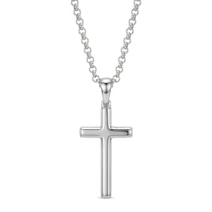 Op de afbeelding: Een gepolijste zilverkleurige kruishanger hangend aan een bijpassende zilverkleurige jasseronketting. Het kruis heeft een glad, afgerond oppervlak met een reflecterende metallic afwerking en hangt verticaal aan een eenvoudige, ge&iuml;ntegreerde hanger.