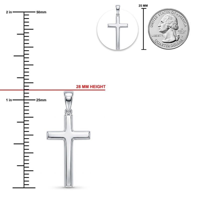 Op de afbeelding: Een gepolijste zilverkleurige kruishanger met een glad, plat oppervlak en een oogje aan de bovenkant. Een liniaal geeft een hoogte van 28 mm aan. Een cirkelvormige inzet toont de hanger naast een Amerikaanse munt met een hoogtelijn van 25 mm.