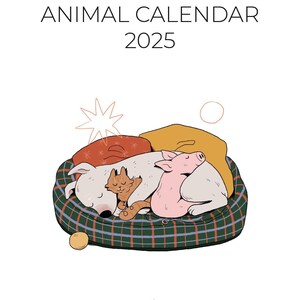 Puede incluir: Un calendario animal 2025 con un perro blanco, un cerdo rosa y un gato naranja durmiendo juntos en una cama de perro a cuadros.
