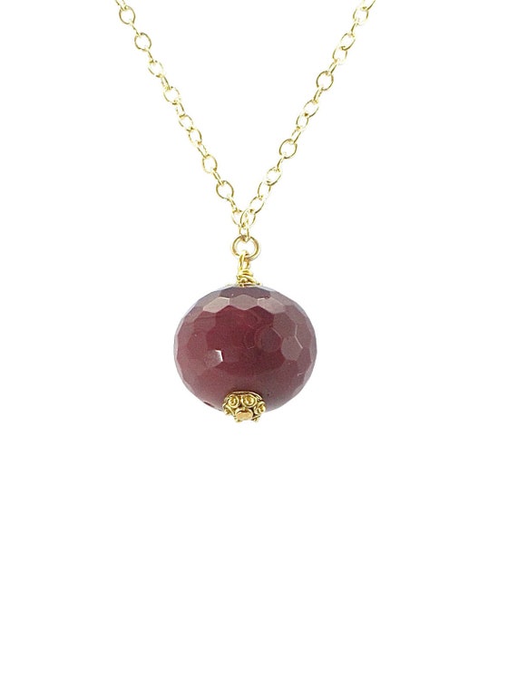 Collier Pendentif En Verre Rouge Avec Breloque Dorée – Occasion En Parfait état – Pièce Unique
