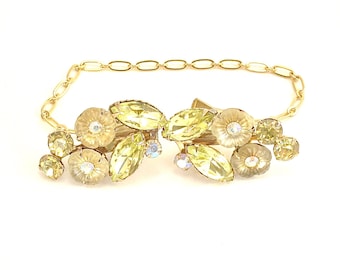 Pinzas para suéter con diamantes de imitación amarillos: accesorio para el cuello de un cárdigan de mediados de siglo