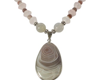 Collier pendentif agate du Botswana en quartz rose, perlé, semi-précieux, pendentif, collier en pierre, collier rose, collier gris,
