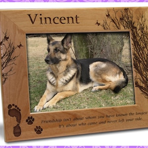 May include: A wooden photo frame with a personalized inscription "Vincent" and a quote about friendship. The frame features a carved design of branches and paw prints. A photo of a German Shepherd dog is visible in the frame.
