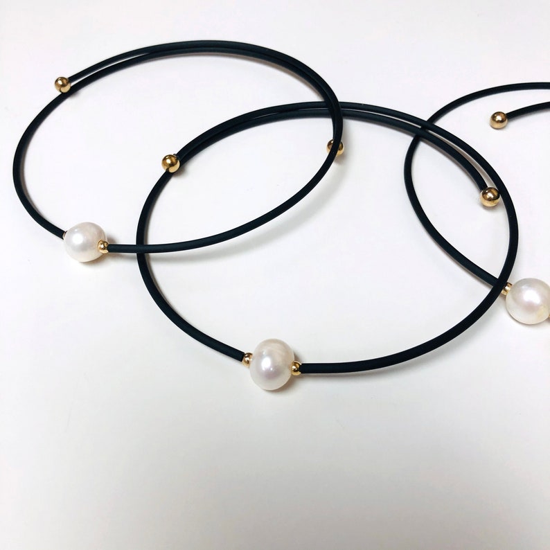 Single Pearl choker with Memory Wire and Goldfilled Details image 1