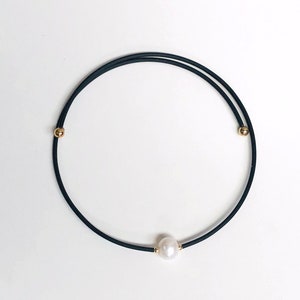 Single Pearl Choker mit Memory Wire und goldfilled Details Bild 3