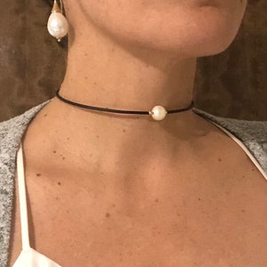 Single Pearl choker with Memory Wire and Goldfilled Details image 2