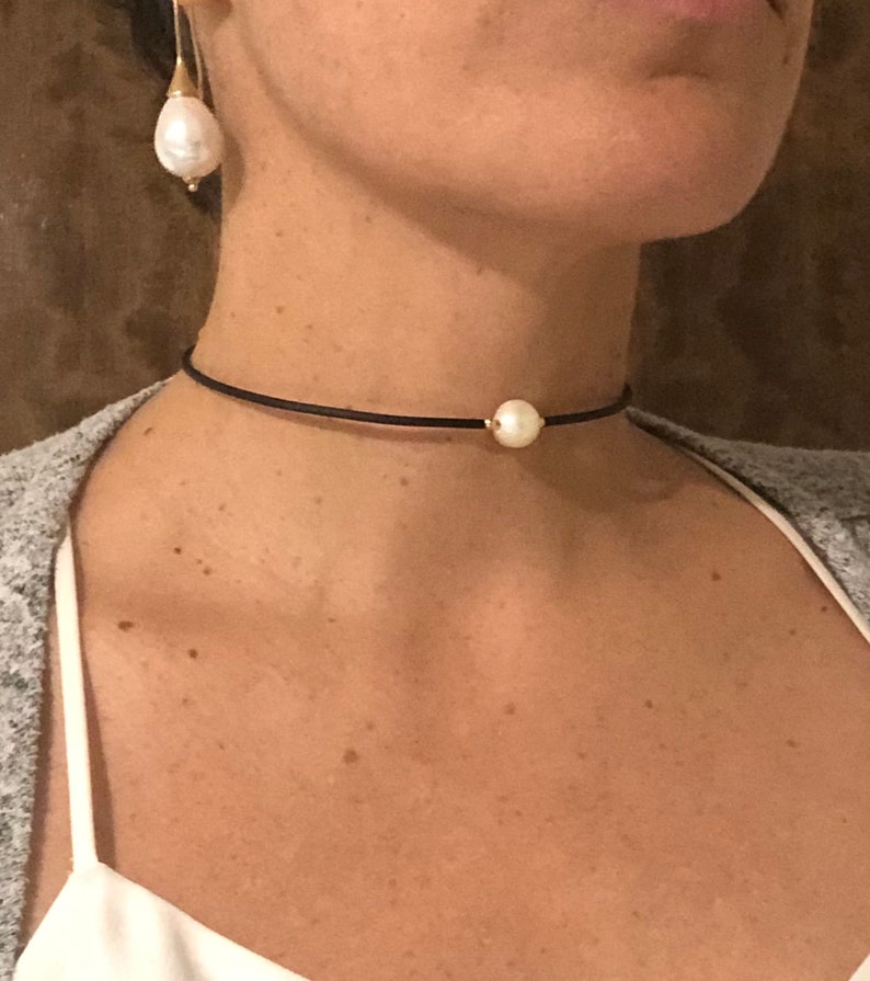 Single Pearl choker with Memory Wire and Goldfilled Details image 2