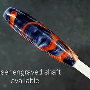 Könnte beinhalten: Nahaufnahme eines Stiftschafts mit dekorativem Design. Der Schaft hat ein wirbelndes Muster aus Orange und Marineblau. Der Text "Laser engraved shaft available" ist sichtbar.