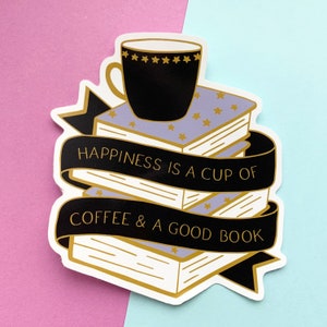 Könnte beinhalten: Ein Aufkleber mit einer Schwarzweißillustration einer Tasse Kaffee und einem Stapel Bücher. Der Text auf dem Aufkleber lautet "Happiness is a cup of coffee & a good book."