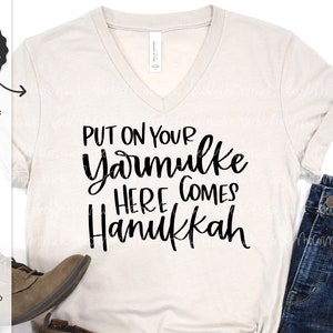 Indossa il tuo Yarmulke SVG - File Cricut - Download istantaneo Cricut - Silhouette download istantaneo - Here Comes Hanukkah SVG - Holiday SVG