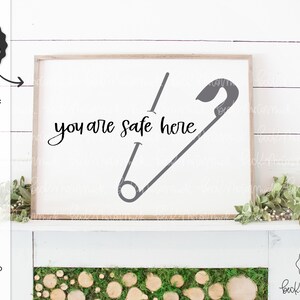 Usted está seguro aquí Archivo SVG - Cricut SVG - Archivo Cricut - Descarga Cricut - Pin de seguridad Svg - Bondad Svg - La inclusión importa - Amigos Svg