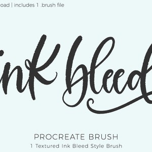 以下が含まれることがあります： 「ink bleed」の文字がテクスチャ加工された筆記体で描かれたデジタルグラフィック。下には「PROCREATE BRUSH」と「1 Textured Ink Bleed Style Brush」の文字。背景は水色です。