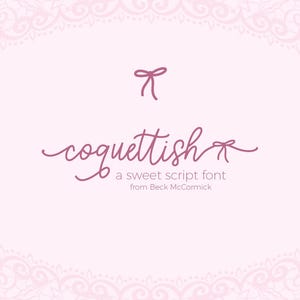 Può includere: Sfondo rosa chiaro con un motivo decorativo in pizzo nella parte superiore e inferiore. La parola "coquettish" è scritta in corsivo, con un fiocco sopra e alla fine della parola. Sotto, il testo "a sweet script font from Beck McCormick".