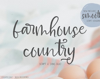 Puede incluir: Tipografía Farmhouse Country Duo en estilo de escritura y sin serifas. El texto está escrito en cursiva sobre un fondo azul claro y rosa con una imagen borrosa de huevos.