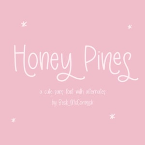Könnte beinhalten: Ein rosa Hintergrund mit weißen Sternen und einer weißen handgeschriebenen Schrift, die "Honey Pines" und "a cute sans font with alternates by Beck McCormick" sagt.