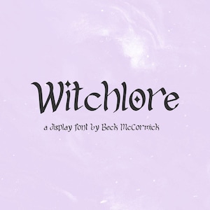 Puede incluir: Una fuente de visualización gótica llamada "Witchlore", con el nombre del diseñador, Beck McCormick, debajo. El texto es oscuro sobre un fondo morado claro con una textura nublada.