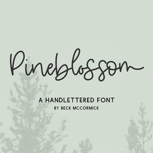 Może przedstawiać: Czcionka ręcznie pisana o nazwie "Pineblossom" autorstwa Beck McCormick. Czcionka jest wyświetlana na jasnozielonym tle z rozmytym obrazem sosen.