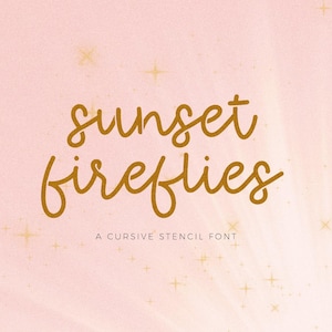 Könnte beinhalten: Digitales Grafikdesign mit den Worten "sunset fireflies" in einer Schreibschrift und dem Text "A Cursive Stencil Font" darunter. Der Hintergrund ist ein zartes Rosa mit goldenen Sternen.