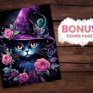 K&ouml;nnte beinhalten: Eine schwarze Katze tr&auml;gt einen lila Hexenhut vor einem sternenklaren Nachthimmel. Die Katze hat gelbe Augen und ist von rosa Rosen umgeben.