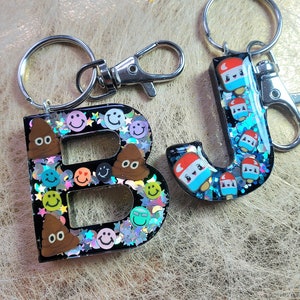 Llavero personalizado inicial de letra- Emojis - Smiley- Helado Kawaii - Llavero accesorio de resina -