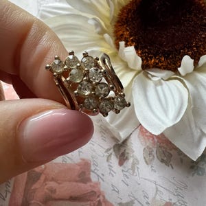 Vintage Mid-Century Cluster Cocktail Ring – Goldfarben & klare Strasssteine – Größe 6,5 US – Statement Schmuck