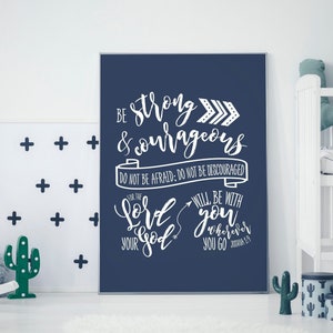 Joshua 1:9 digitale kunst | Cadeau voor doop | Kunst voor slaapkamer wanddecoratie | Bijbeltekstteken | Bijbelvers muurkunst | Christelijke muurdecoratie