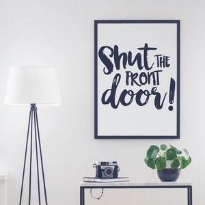 Haustürschild | Veranda Dekor | Shut The Front Door Druck | Willkommensschild | Shut the Front Türhänger | Geburtstagsgeschenk | Wohnzimmer Zeichen