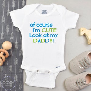 Daddy Baby Onesie ® - Funny Baby Clothes - Dad Baby Shirt - New Dad Gift from Baby  - Of Course I&#39;m Cute Look At My Daddy