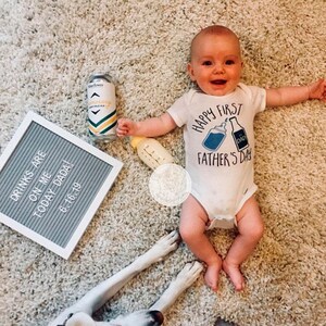 Erster Vatertag Bodsyuit, Schwangerschaftsankündigung, individuelles Geschenk für Papa, Baby Daddy Bier Shirt, glückliches erstes Vatertagsgeschenk Bild 5